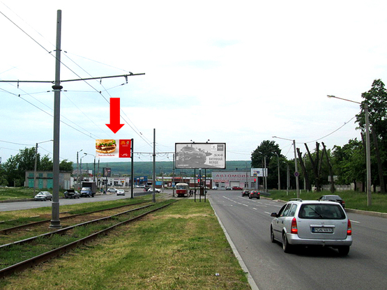 Фото рекламної площини за адресою Победы пр. / Клочковская ул., разделитель, в сторону Клочковской ул.