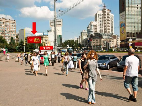Фото рекламной плоскости по адресу Победы пл., возле центрального входа в Цирк, в центр