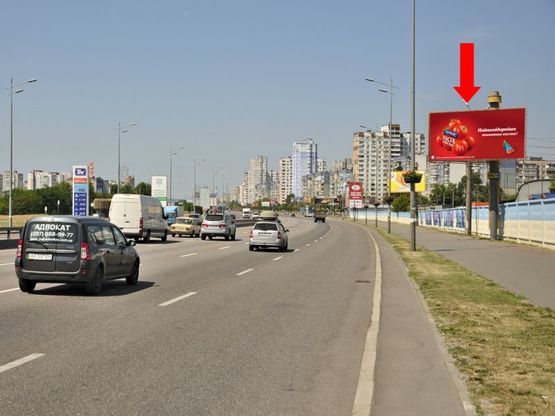 Фото рекламной плоскости по адресу Бажана пр. / Днепродзержинская ул., 226-228, в центр