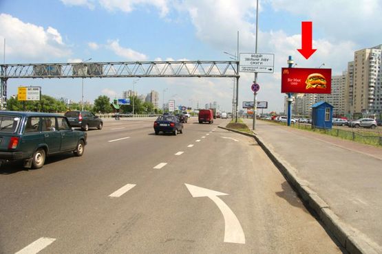 Фото рекламної площини за адресою Бажана пр., напротив ТЦ "Пирамида", за стоянкой, из центра