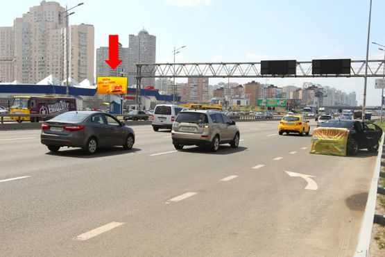 Фото рекламної площини за адресою Бажана пр., напротив ТЦ "Пирамида", за стоянкой, в центр
