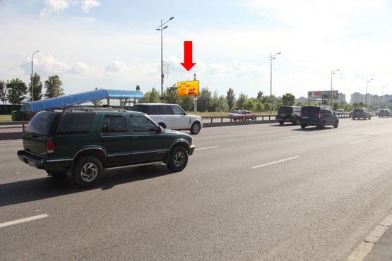 Фото рекламной плоскости по адресу Бажана пр., перед входом на ст. м. "Вырлица", в сторону Киева