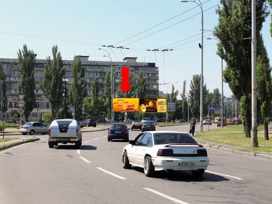 Фото рекламної площини за адресою Героев Сталинграда пр. / Малиновского. ул. , разделитель, пл. Сантяго де Чили, в сторону ст. м. "Оболонь"