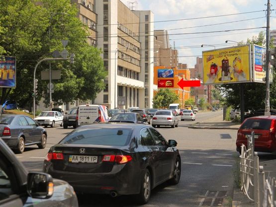 Фото рекламной плоскости по адресу Малевича ул. (бывш. Боженка ул.), 31, фасад, нижний, в сторону ст. м. "Лыбидская"