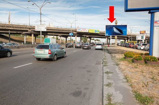 Фото рекламной плоскости по адресу Бандеры пр. (бывш. Московский пр.), 18, разделитель перед мостом, в сторону моста Московского