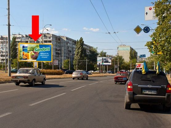 Фото рекламной плоскости по адресу Тимошенко ул. / Малиновского. ул., разделитель, в сторону ст. м. "Минская"