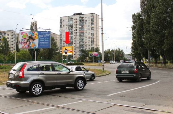 Фото рекламної площини за адресою Героев Днепра ул. / Гайдай ул., на клумбе, в сторону Богатырская ул., Полярная ул.