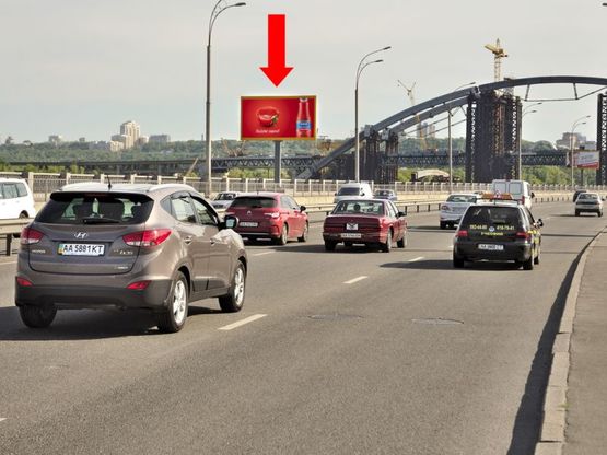 Фото рекламной плоскости по адресу Набережно-Рыбальская ул., 770м до мост Подольско-Воскресенский, в сторону Набережно-Крещатикская ул.