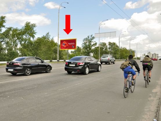 Фото рекламной плоскости по адресу Полярная ул., 20, в сторону Богатырской ул.