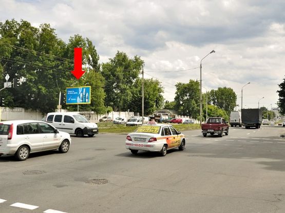 Фото рекламной плоскости по адресу Автозаводская ул., 76, на светофоре, в сторонуЛуговая ул., ТРЦ "Караван"