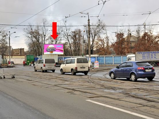 Фото рекламной плоскости по адресу Привокзальная ул. / ул. Ялтинская, на светофоре, возле Дарницкого рынка, жд вокзала "Дарница"