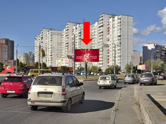 Фото рекламної площини за адресою Ревуцкого ул. / Тростянецкая ул., разделитель, возле супермаркета "Billa"