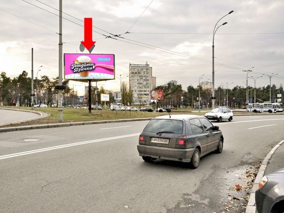 Фото рекламної площини за адресою Строителей ул. / Малышка ул. / Освободителей ул., разделитель, со стороны ТРЦ "Детский мир"