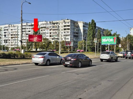 Фото рекламной плоскости по адресу Тимошенко ул. / Малиновского. ул., на клумбе, со стороны Малиновского. ул.