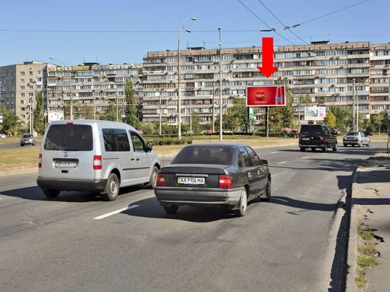 Фото рекламної площини за адресою Тимошенко ул. / Малиновского. ул., на клумбе, со стороны Богатырская ул.