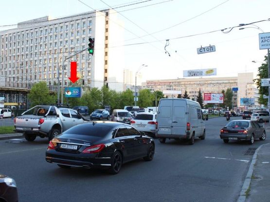 Фото рекламної площини за адресою Алмазова ул. (бывш. Кутузова ул.), напротив супермаркета "Антошка", в сторону ст. м. "Печерская"