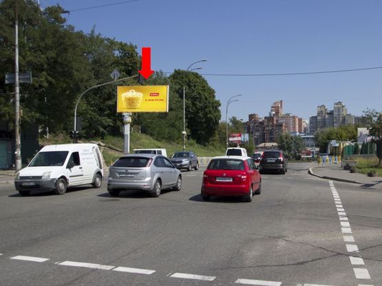 Фото рекламної площини за адресою Кировоградская ул. / Изюмская ул., на светофоре, в сторону Гринченко ул.