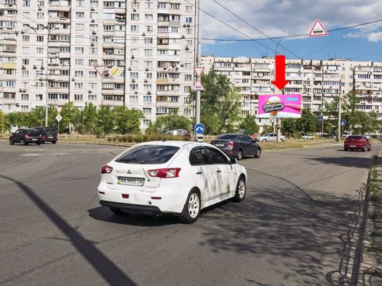 Фото рекламной плоскости по адресу Героев Днепра ул. / Гайдай ул., на клумбе, в сторону ст. м. "Минская"