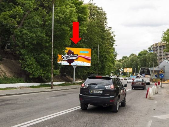 Фото рекламной плоскости по адресу Кировоградская ул., 25, перед автосалоном "Land Rover", в сторону Гринченка ул.