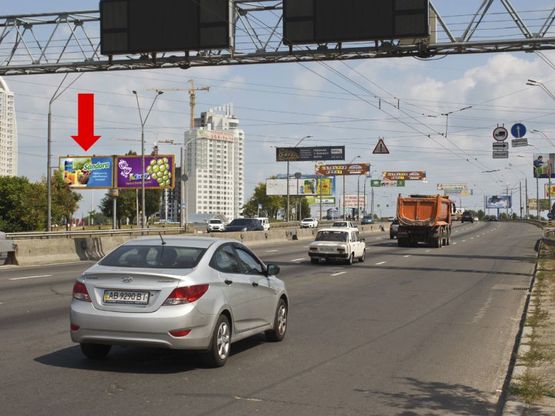 Фото рекламної площини за адресою Бандеры пр. (бывш. Московский пр.) / Героев Сталинграда пр., начало мост Московский, в сторону Троещина, левый