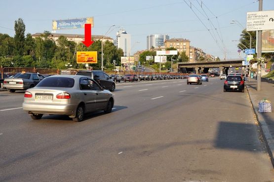 Фото рекламної площини за адресою Победы пр., 82, ст. м. "Берестейская", в центр