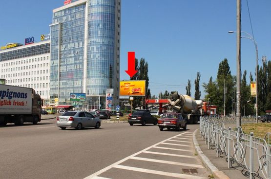 Фото рекламной плоскости по адресу Харьковская пл., разделитель, угол дома №201-203, в сторону Харьковского шоссе
