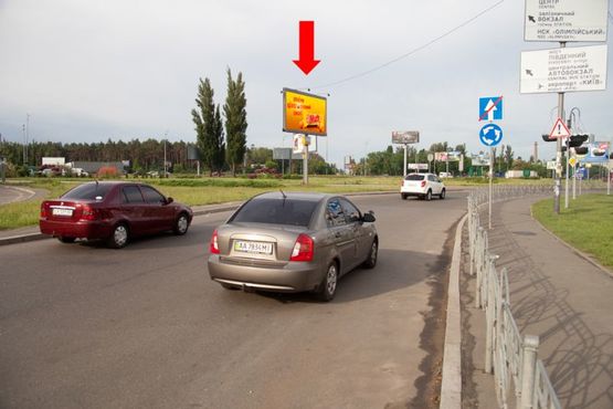 Фото рекламної площини за адресою Харьковская пл. / Харьковского шоссе, разделитель, в сторону Бажана пр.