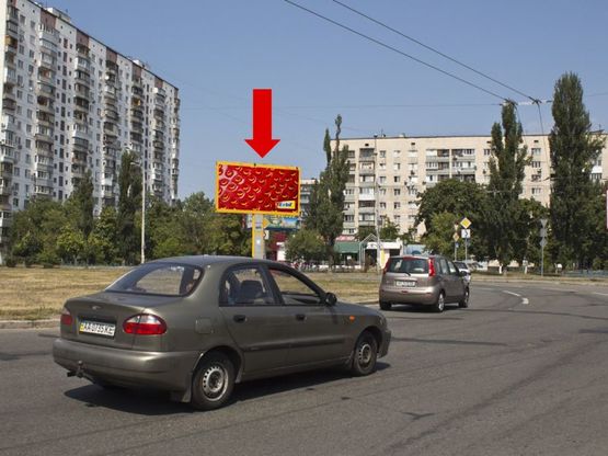 Фото рекламной плоскости по адресу Малиновского ул. / Иорданская ул. (бывш. Гавро ул.), разделитель, в сторону ст. м. "Оболонь"