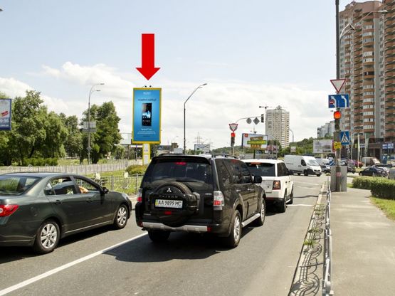 Фото рекламной плоскости по адресу Саперно-Слободская ул. / Гринченка ул., разделитель, в сторону мост Южный