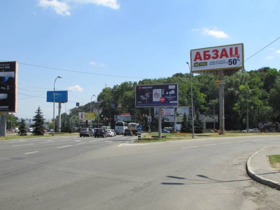 Фото рекламной плоскости по адресу Площадь ГВОВ разделитель (Старонаводницкая/Мазепы)