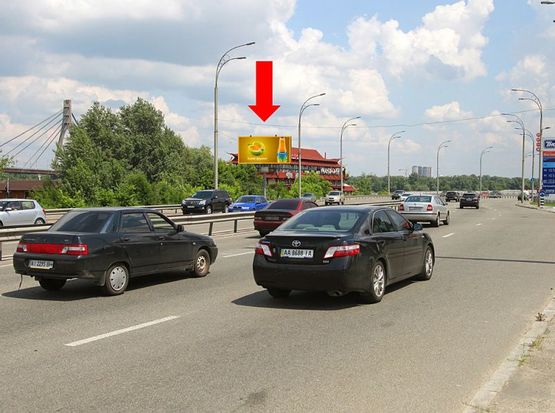 Фото рекламної площини за адресою Набережно-Рыбальская ул., 350м от Бандеры пр. (бывш. Московский пр.), возле остановки, в сторону Подола