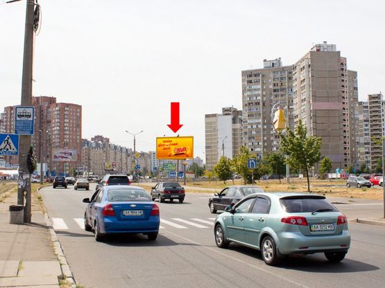 Фото рекламной плоскости по адресу Ревуцкого ул. / Тростянецкая ул., за клумбой в сторону Ахматовой ул.