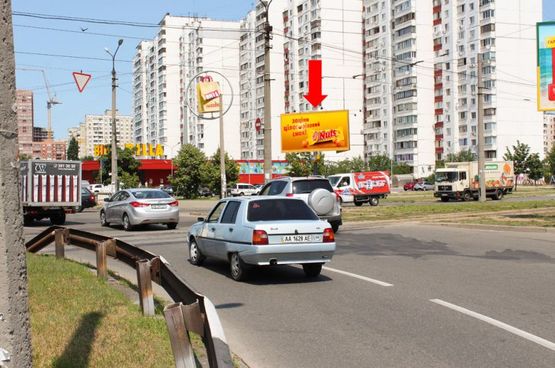 Фото рекламной плоскости по адресу Ревуцкого ул. / Тростянецкая ул., возле супермаркета "Billa", за клумбой, в сторону Ревуцкого ул.