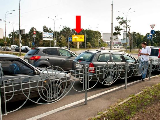 Фото рекламної площини за адресою Строителей ул. / Малышка ул., разделитель, в сторону Перова бул.