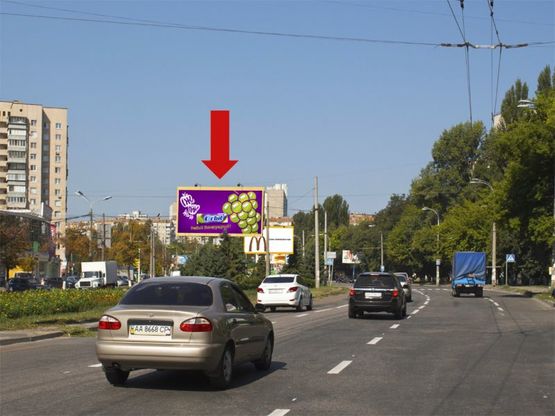 Фото рекламной плоскости по адресу Ивашкевича ул., 5, напротив, разделитель, в сторону Правды пр.