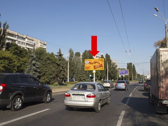 Фото рекламной плоскости по адресу Ивашкевича ул., 3 напротив, разделитель (№2), в сторону Каравана, Автозаводская ул.