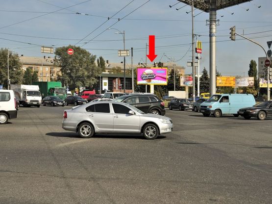 Фото рекламной плоскости по адресу Дарницкая пл. (бывш. Ленинградская пл.), клумба, в сторону Воссоединения пр.