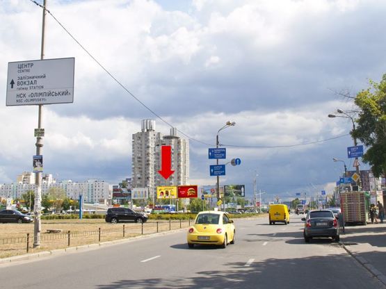 Фото рекламной плоскости по адресу Оболонский пр. / Малиновского. ул. , разделитель, ст. м. "Оболонь", в сторону р-н Петровка, левая