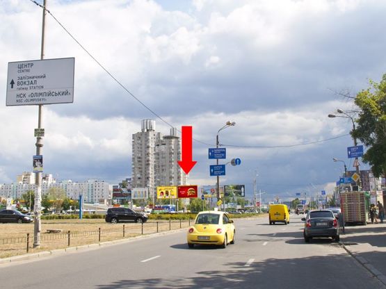 Фото рекламной плоскости по адресу Оболонский пр. / Малиновского. ул. , разделитель, ст. м. "Оболонь", в сторону р-н Петровка, правая