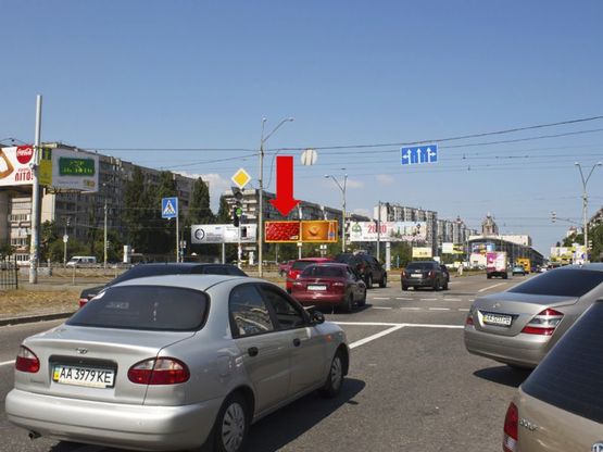 Фото рекламной плоскости по адресу Оболонский пр. / Малиновского ул., разделитель, в сторону Минская пл., левая