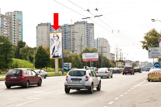 Фото рекламной плоскости по адресу Правды пр., 6, разделитель, в сторону Ужвий ул.