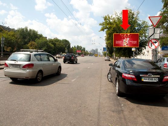 Фото рекламной плоскости по адресу Победы пр., 90/ 1 - Александровская ул., 100 м. до супермаркета "Фуршет", ст. м. "Нивки", из центра