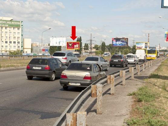 Фото рекламної площини за адресою Богатырская ул. / Оболонский пр., заезд с Московского пр.а в сторонуЛуговая ул., ТЦ "Караван"