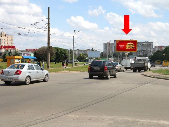 Фото рекламної площини за адресою Кольцова бул. / Семьи Сосниных ул., разделитель, возле супермаркета "Караван", рынка, в сторону Симиренка ул.