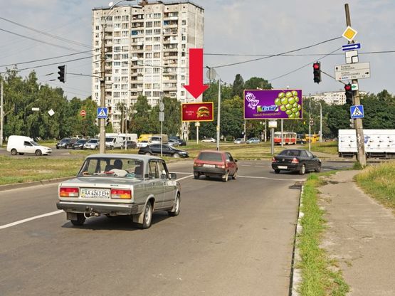 Фото рекламной плоскости по адресу Симиренко ул. / Семьи Сосниных ул., разделитель, возле супермаркета "Караван", рынка, в сторону Курбаса пр.