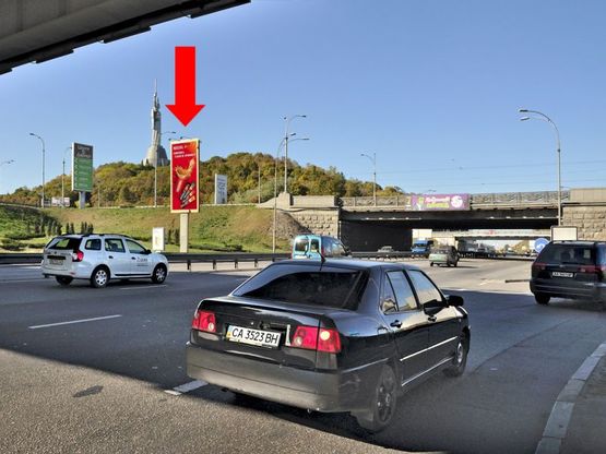 Фото рекламной плоскости по адресу Набережное шоссе, развязка на мосту Патона, в сторону моста метро, Почтовая пл.