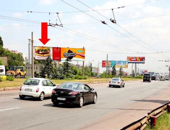 Фото рекламної площини за адресою Ватутина пр. / Перова бул., разделитель, в сторону Троещины, левая