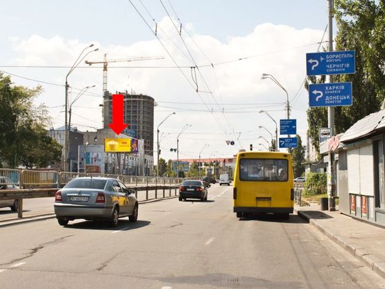 Фото рекламної площини за адресою Оболонский пр., ст. м. "Оболонь", разделитель, в сторону ТЦ "Патерсон", Малиновского ул., на светофоре