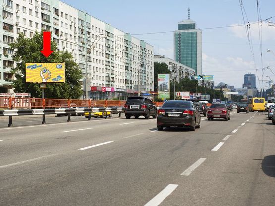 Фото рекламной плоскости по адресу Победы пр., 20, банк "ПУМБ", напротив магазинов "Интертоп", "Carlo Pazolini", "Фокстрот", в центр