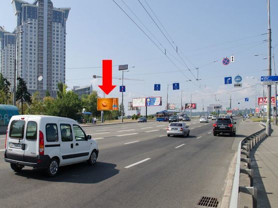 Фото рекламной плоскости по адресу Соборности пр. (бывш. Воссоединения пр.), мост Патона, в сторону правого берега